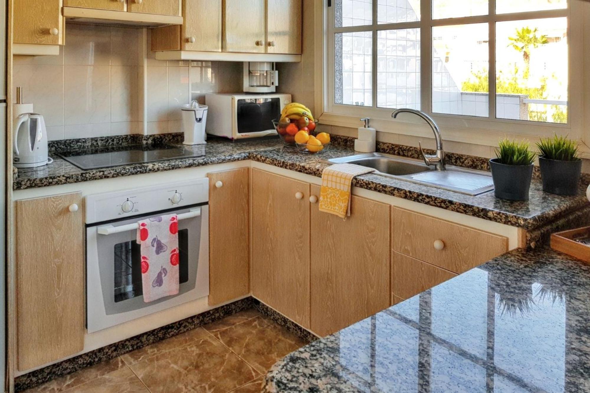 Coastal Terrace Apartment: 2br With Wi-fi Near Puerto De Santiago