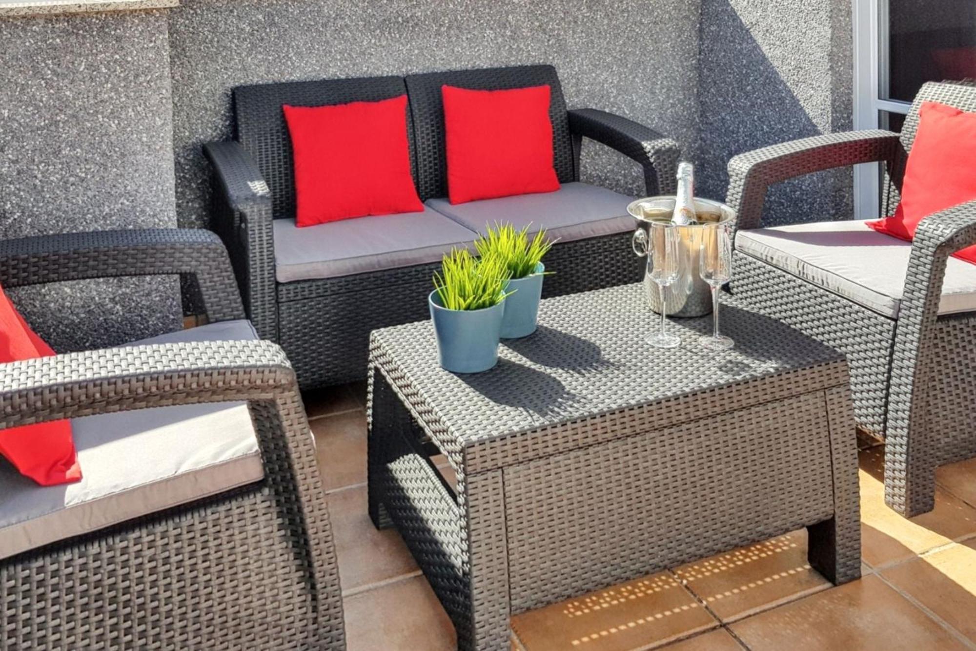 Coastal Terrace Apartment: 2br With Wi-fi Near Puerto De Santiago